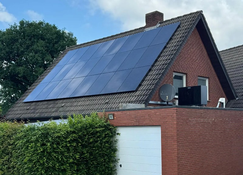 PV Anlage auf einem Schrägdach, installiert von Liekam Haustechnik aus Osnabrück.