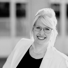 Portrait Nadine Roddeck Webdesign und SEO Content